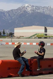 Farmtruck und Azn vertreiben sich die Zeit, während sie auf die Ankunft von Aaron Kaufman von Fast N' Loud warten.