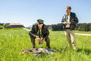 L-R: Staller (Helmfried von Lüttichau) und Hubert (Christian Tramitz) untersuchen den Tatort. Werden Sie Hinweise finden?
