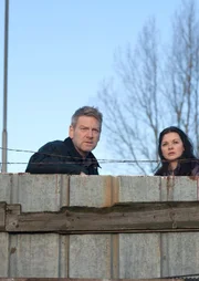 Kommissar Wallander (Kenneth Branagh) und seine Kollegin Anne-Britt (Sarah Smart) brechen ohne Durchsuchungsbefehl bei einem Verdächtigen ein.