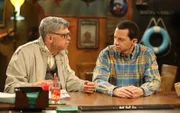 Männergespräche: Sid Olsen (John Cryer, l.) und  Alan Harper (John Cryer, r.) ...