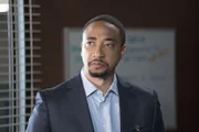 Verzweifelt versuchen Stephen Walker (Damon Gupton) und seine Kollegen, Reid und seine Mutter zu retten ...