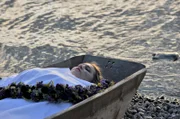 Corinna Weingold (Komparsin) wird in einem Einbaum auf dem Bodensee bestattet.