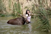 Tierärztin Dr. Mertens (Elisabeth Lanz) hat den flüchtigen Elch endlich erwischt. Aber wie kriegt man das große Tier, das sichtlich Spaß im Wasser hat, wieder an Land?