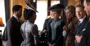 Algernon (André Holland, l.) stellt seine Frau Opal (Zaraah Abrahams, 2.v.l.) Cornelia (Juliet Rylance, 2.v.r.) und ihren Eltern (Grainger Hines, Suzanne Savoy) vor.