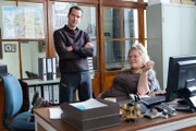 In der Polizeiinspektion Aurich sprechen Rupert (Barnaby Metschurat) und Marion Wolter (Marie Schöneburg) über den Fall.