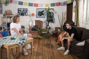 Anton (Jean-Luc Caputo, l.) hat Angst, seine Gefühle nicht im Griff zu haben, wenn er Felix (Leonard Fuchs, r.) bei sich schlafen lässt.