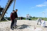 Frank Weller (Christian Erdmann, 2.v.l.) und Rupert (Barnaby Metschurat, l.) sind am Tatort des zweiten Opfers auf dem Gelände einer stillgelegten Industriebrache.