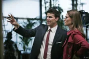 Booth (David Boreanaz) und Brennan (Emily Deschanel) versuchen im näheren Arbeitsumfeld des Opfers mehr Informationen zu bekommen. Sie haben nicht viel Zeit, da sich die Leiche in Form von schäumender Masse langsam auflöst.