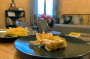 Das kroatische Gericht Savijača sa Sirom i Jabukama lässt sich auf zwei Arten zubereiten: Für die herzhafte Variante werden Teigblätter mit Frischkäse bestrichen. Wer es lieber süß mag, füllt die Teigblätter mit Äpfeln.
