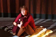Lisa (Alexandra Neldel) begibt sich in Davids Zimmer und gewinnt dort Kraft aus der Nähe zu ihm ...
