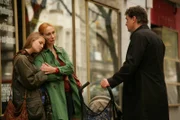 Bella (Andrea Sawatzki) und Lena (Luci Hollmann) haben alles für Friedrichs Beerdigung geregelt, Martin (Thomas Sarrbacher) wartet auf die Beiden.