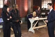 Das BAU-Team reist nach San Francisco, um einen Mordfall aufzuklären und schließt sich dabei mit dem Spezialistenteam einer anderen Einheit der BAU zusammen: (v.l.n.r.) Prentiss (Paget Brewster), Sam Cooper (Forest Whitaker), JJ (AJ Cook), Reid (Matthew Gray Gubler) und Hotch (Thomas Gibson) ...