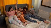 Vergnügt tollen (von l. nach r.) Tess (Andrea Valls), Evi (Tahliya Lowles), Simon (James Merry) und Tom (Ellis-James Naylor) am Samstagmorgen auf dem Ehebett herum.