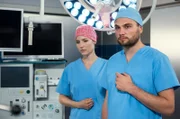 Julia (Mirka Pigulla, l.) hilft Marlon (Matthias Kelle, r.) bei der Trauerbewältigung; in diesem OP starb seine Freundin Ruby.