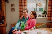 Kathi ist erleichtert, dass Patrick ihr Ersatz-Geschenk mit Humor nimmt. Von links: Patrick Westenrieder (Lucas Bauer) und Katharina Benninger (Carina Dengler).