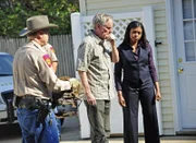 Det. Carter (Taraji P. Henson, r.) findet heraus, dass Mr. Frey (Richard Bekins, M.) plötzlich regelmäßig Werbung einer Kreditkartenfirma bekommt, die an seine damals verschollene Tochter adressiert ist. Hat jemand ein Konto in Hannas Namen eröffnet oder lebt das Mädchen wider Erwarten noch?