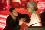 Brian Norton (Jack Reynor, l.); Irma Louise Gordon (Geraldine Chaplin, r.)
