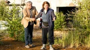 Günter (Wolfgang Winkler, l.) und Frau Ludoff (Dagmar Sachse, r.) folgen der blutgetränkten Schleifspur.