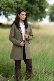 Yasmin Kara-Hanani (Marisa Abela)