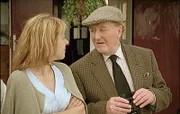Robert Cavendish (Robert Hardy) kann mit seiner naiven Schwiegertochter Jane (Annabelle Apsion) nicht viel anfangen.