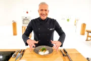 Alexander Herrmann mit dem Gericht "Kimchi-Pilze".