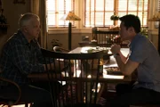 L-R: Greg Boatwright (Tim Robins) und Duc (Raymond Lee)