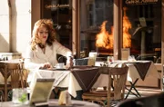 Flashback: Sabine Schmidt (Sibylle Canonica), sitzt in einem Brüsseler Café, als eine Autobombe hochgeht.