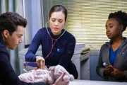Pictured in the middle: Natalie Manning (Torrey DeVitto).