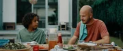 Felix (Junes Callaert) und sein Vater (Stan Van Samang) beim Essen.