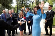 In front: Selina Meyer (Julia Louis-Dreyfus)