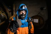 Wenn es unter Tage brennt, muss die Grubenwehr anrücken. Also die Feuerwehr für unter Tage. In speziellen Arbeitsklamotten darf der Checker beim Feuerlöschen helfen. Hoffentlich gehts alles gut.