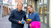 Björn Freitag (l) und Tamina Kallert kurz vor ihrem Bächleboot-Wettrennen in der Altstadt Freiburgs.