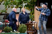 Als Dirk Hassebrock (Raphael Rubino, r.) von Nele (Floriane Daniel, M.) und Paul Schott (Tim Wilde, l.) erfährt, dass Richard Röhmke ermordet wurde, gibt er sich unschuldig und kann ein Alibi vorweisen.