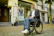Landtagsabgeordneter Dennis Sonne vor seinem Wahlkreisbüro in Lüdinghausen: Er ist Sprecher für Inklusion und Behindertenpolitik der Grünen Landtagsfraktion in Nordrhein-Westfalen.