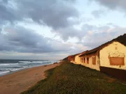 Verlassene Häuser am Strand    +++