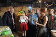 Martin stößt Uschi und seine Gäste mit seiner harschen Reaktion vor den Kopf. Von links: Martin Kirchleitner (Hermann Giefer), Katharina Benninger (Carina Dengler), Monika Vogl (Christine Reimer), Roland Bamberger (Horst Kummeth), Benedikt Stadlbauer (Andreas Geiss), Uschi Kirchleitner (Silke Popp) und Lorenz Schattenhofer (Werner Rom).