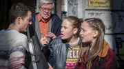 Kira (Marlene von Appen, 2.v.re.) und Nele (Ronja Levis, re.) stoppen den Cellodieb.