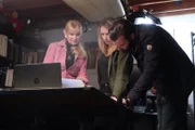 Nick Karnaze (r.) und Sarah Cruddas (m.) im Haus von Dr. Lynn Kitei (l.) zur Diskussion über den Phoenix Lights-Vorfall