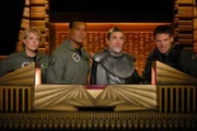 Eine verheerende Schlacht sorgt dafür, dass Sam (Amanda Tapping, l.) hilflos im All schwebt, Mitchell (Ben Browder, r.) auf der schwer beschädigten Odyssey strandet und Teal'c (Christopher Judge, 2.v.l.) in Gefangenschaft gerät. Kann Master Bra'tac (Tony Amendola, 2.v.r.) das Team retten?