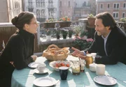 Commissario Brunetti (Uwe Kockisch) und seine bezaubernde Gattin Paola (Julia Jäger) beim Frühstück.