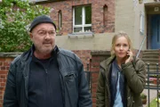 Otto (Florian Martens, l.) und Linett (Stefanie Stappenbeck, r.) verlassen Kowalskis Haus. Linett bekommt einen Anruf von Sebastian mit neuen Hinweisen.