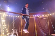 Tobi versucht über ein Stahlseil zu balancieren.
