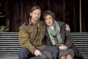 Maria weint sich bei Gregor aus und gesteht, dass sie sich Sorgen um Hubert macht. Von links: Gregor Brunner (Holger M. Wilhelm) und Maria Kirchleitner (Daniela März).