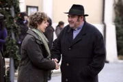 Maria wird von Pfarrer Neuner wieder aufgebaut. Von links: Maria Kirchleitner (Daniela März) und Pfarrer Neuner (Peter Rappenglück).