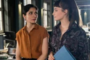 Franzi Berger (Paula Schramm, r.) überbringt Sarah Khan (Pegah Ferydoni, l.) die Neuigkeiten aus der Gerichtsmedizin. Das Opfer hat sich das Genick gebrochen, wurde vor dem Sturz aber festgehalten.