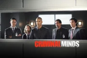 Hotch (Thomas Gibson, l.), Reid (Matthew Gray Gubler, 2.v.l.), Morgan (Shemar Moore, M.) und Rossi (Joe Mantegna, 2.v.r.) warden von Lt. Detective Owen Kim (Ian Anthony Dale, r.) an die Westküste beordert, um dort bei der Aufklärung einer Mordserie behilflich zu sein ...