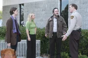 L-R: Versuchen den Mord an Adam, dem Footballstar der Schule in McAllister aufzuklären: Reid (Matthew Gray Gubler), J.J. (A.J. Cook), Reverend Paul (Dale Duko) und Sheriff Bridges (Michael McGrady) ...