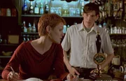 Charles Jennings (Terence Corrigan, r.) benötigt für seinen Plan die Hilfe von Trish (Zoe Hart, l.), mit der er gemeinsam im Pub arbeitet.