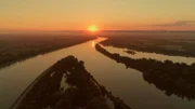 Der Rhein prägt das Tal zwischen Schwarzwald und Vogesen. Unter der Erde strömt ein noch gewaltigerer Strom, das größte Grundwasservorkommen Europas.