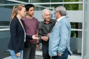 Kaum gibt es einen neuen Fall, ist Edwin wieder im Team: v.l.n.r. Vicky Adam (Katja Danowski), Hui Ko (Aaron Le), Edwin Bremer (Tilo Prückner), Günter Hoffmann (Wolfgang Winkler).